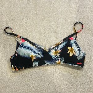 Roxy bathing suit top size Medium
